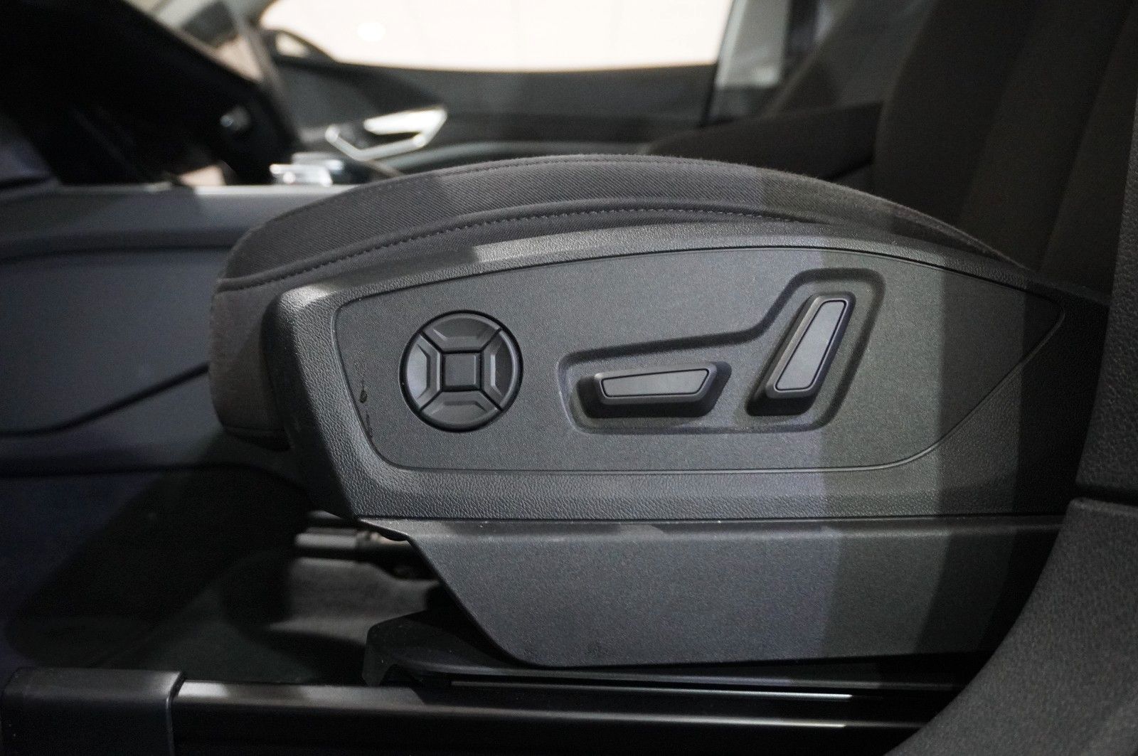 Fahrzeugabbildung Audi e-tron 50 quattro ADVANCED NAVI/LED/SPORT/SH/DAB