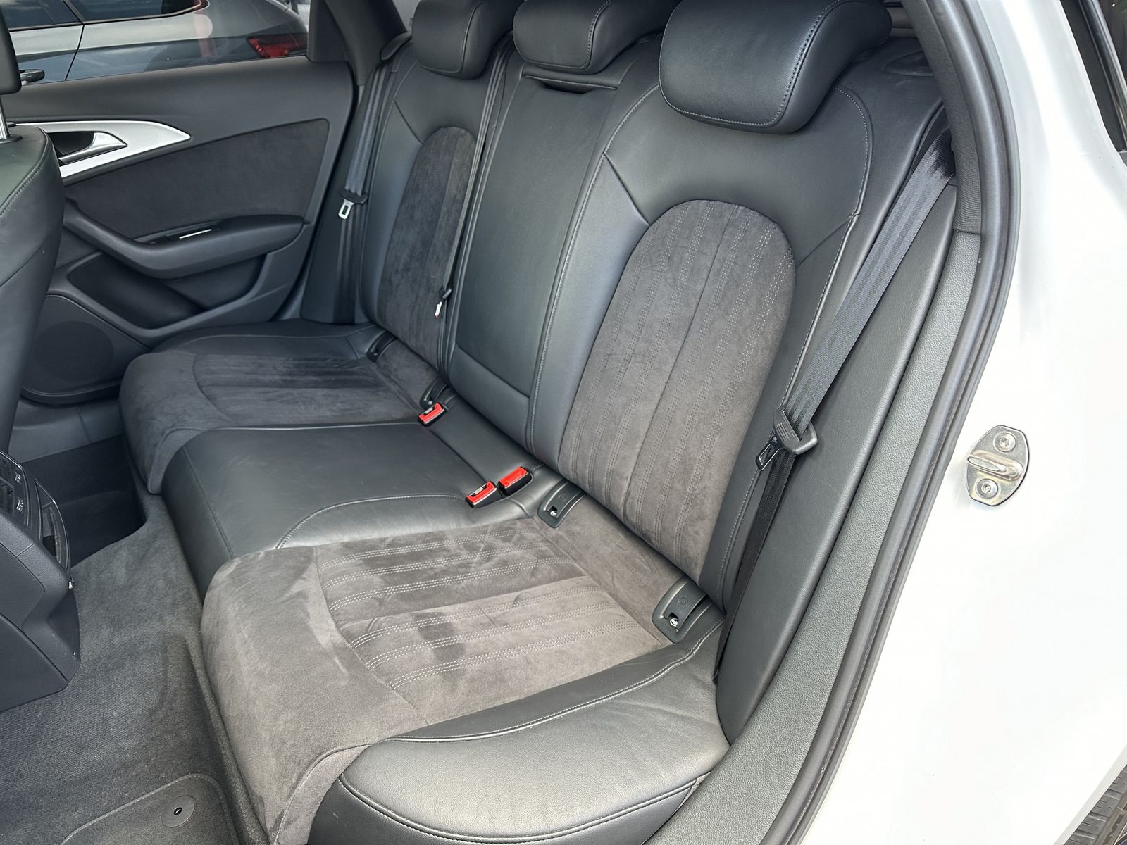 Fahrzeugabbildung Audi A6 Avant 2.0 TDI S-Tronic Ultra NAV+XEN+PANO+KAM