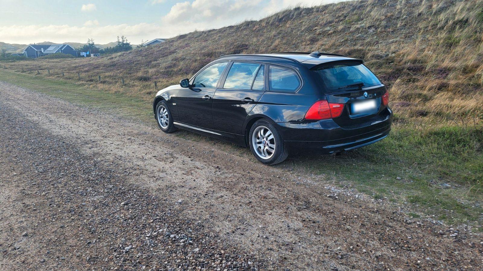 BMW 318 2012 — interior