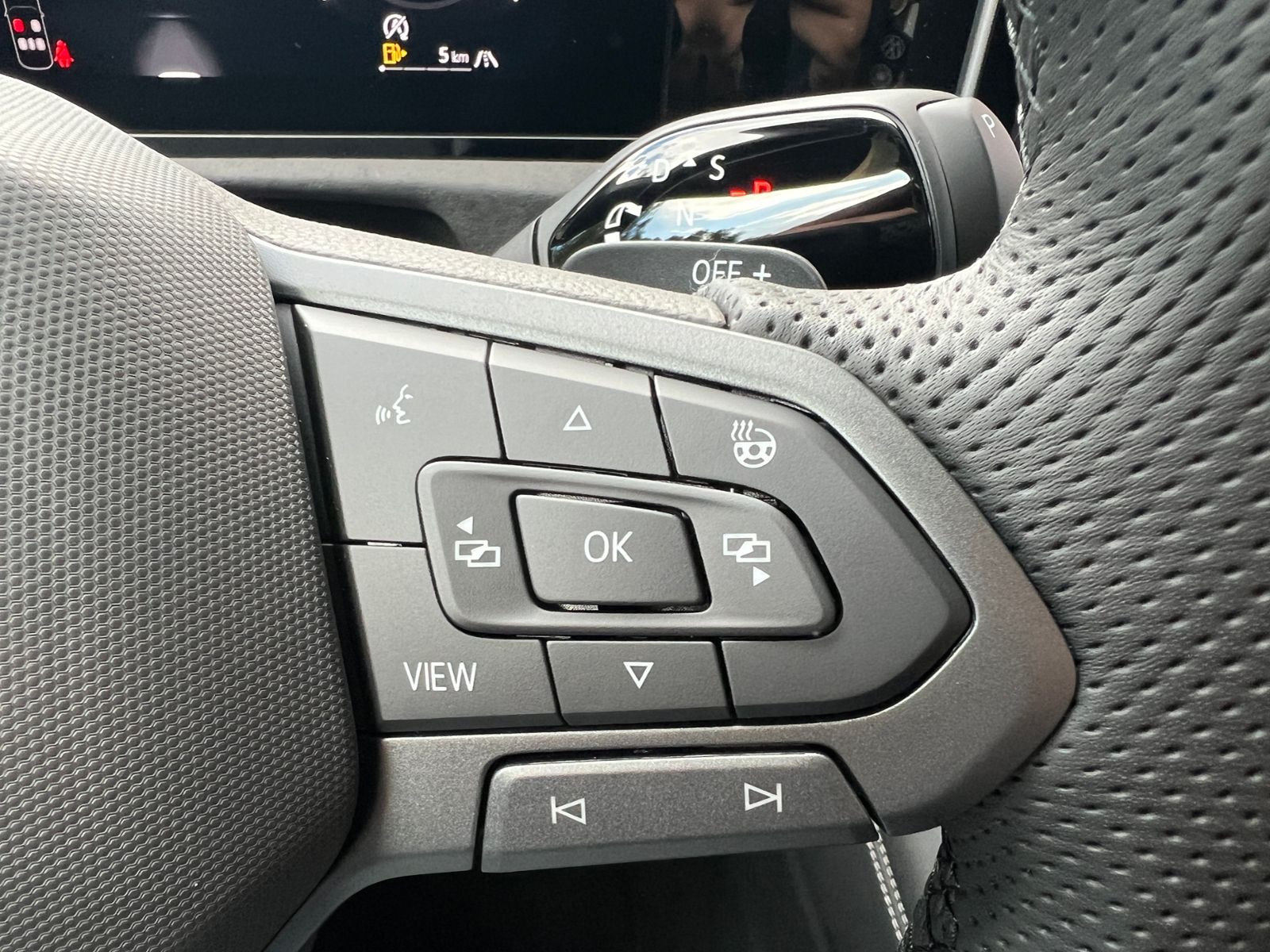 Fahrzeugabbildung Volkswagen Tiguan  R-Line 2.0 TDI DSG 4MOTION *AHK, Navi, P