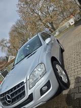 Mercedes-Benz ML 320 CDI 4MATIC - - silberne Mercedes-Benz ML 320