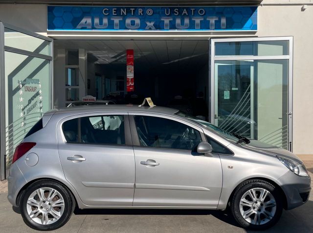 Opel Corsa 1.2 5 porte Cosmo ok neopatentati