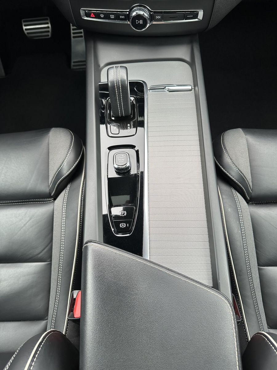 Fahrzeugabbildung Volvo XC60 T6 AWD R-Design NAV+LED+AHK+360°+H&K+PANO