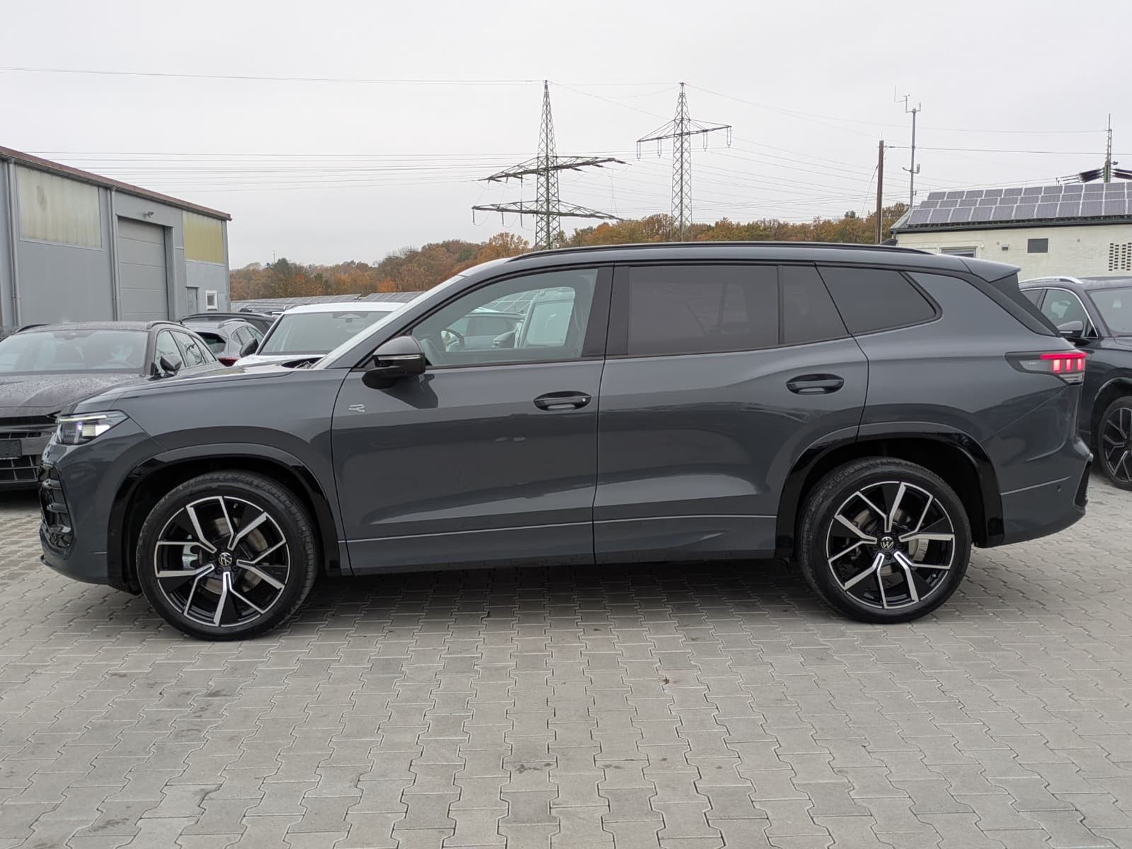 Fahrzeugabbildung Volkswagen Tayron 2.0 TDI 4M R-Line BLACK*7Si*MATRIX*PANO