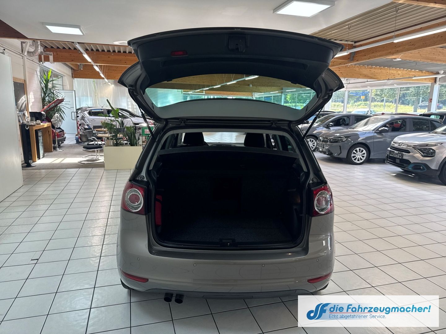 Fahrzeugabbildung Volkswagen Golf Plus VI Life Navi Dyn. Kurvenlicht 2-Zonen-
