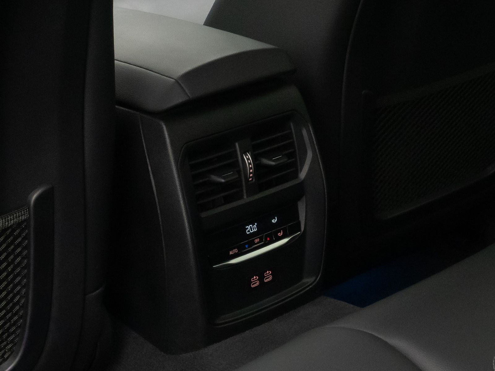 Fahrzeugabbildung BMW 330e Sport Line DAB Alarm Geschwindig Teilleder