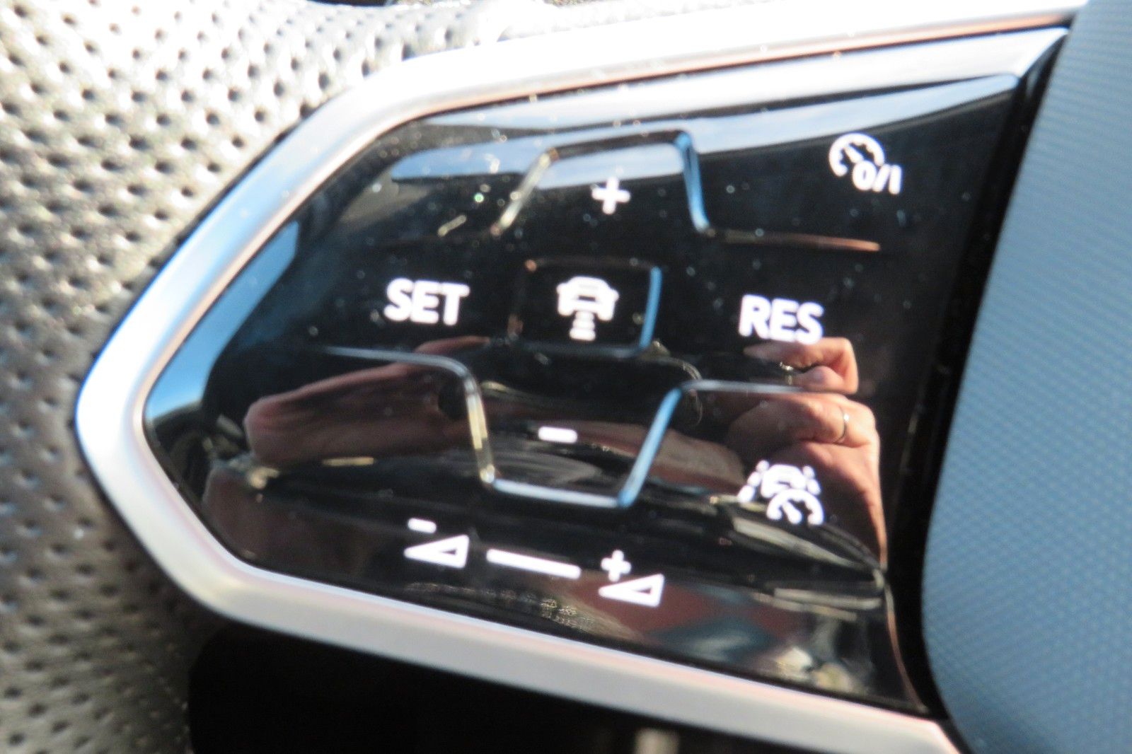 Fahrzeugabbildung Volkswagen T-Roc R-LINE AHK DCC ACC NAVI KAMERA 8-FACH 1.H