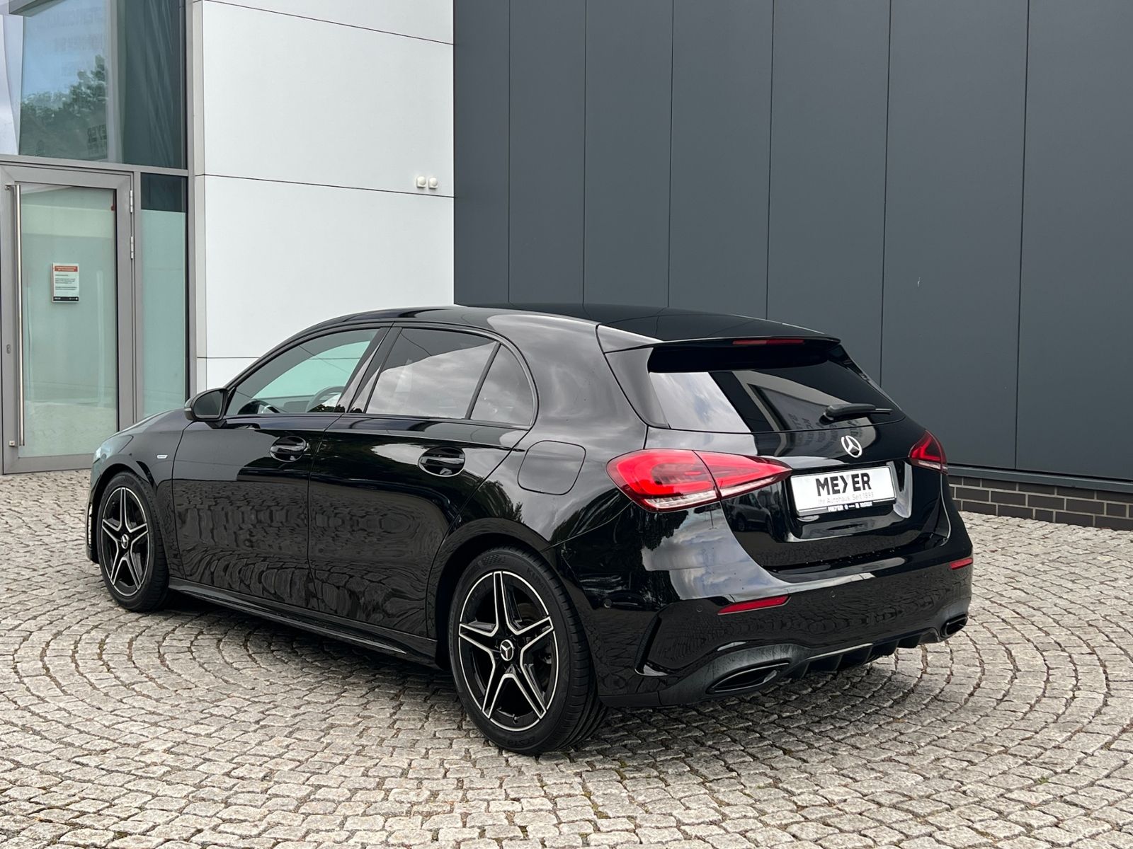 Fahrzeugabbildung Mercedes-Benz A 180 Edition *Night-Paket, AMG-Optik, Navi"