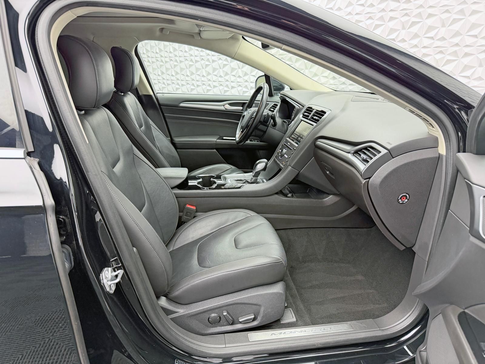 Fahrzeugabbildung Ford MONDEO TURNIER 2.0 ECOBOOST/TITANIUM/PANO/KEYLES