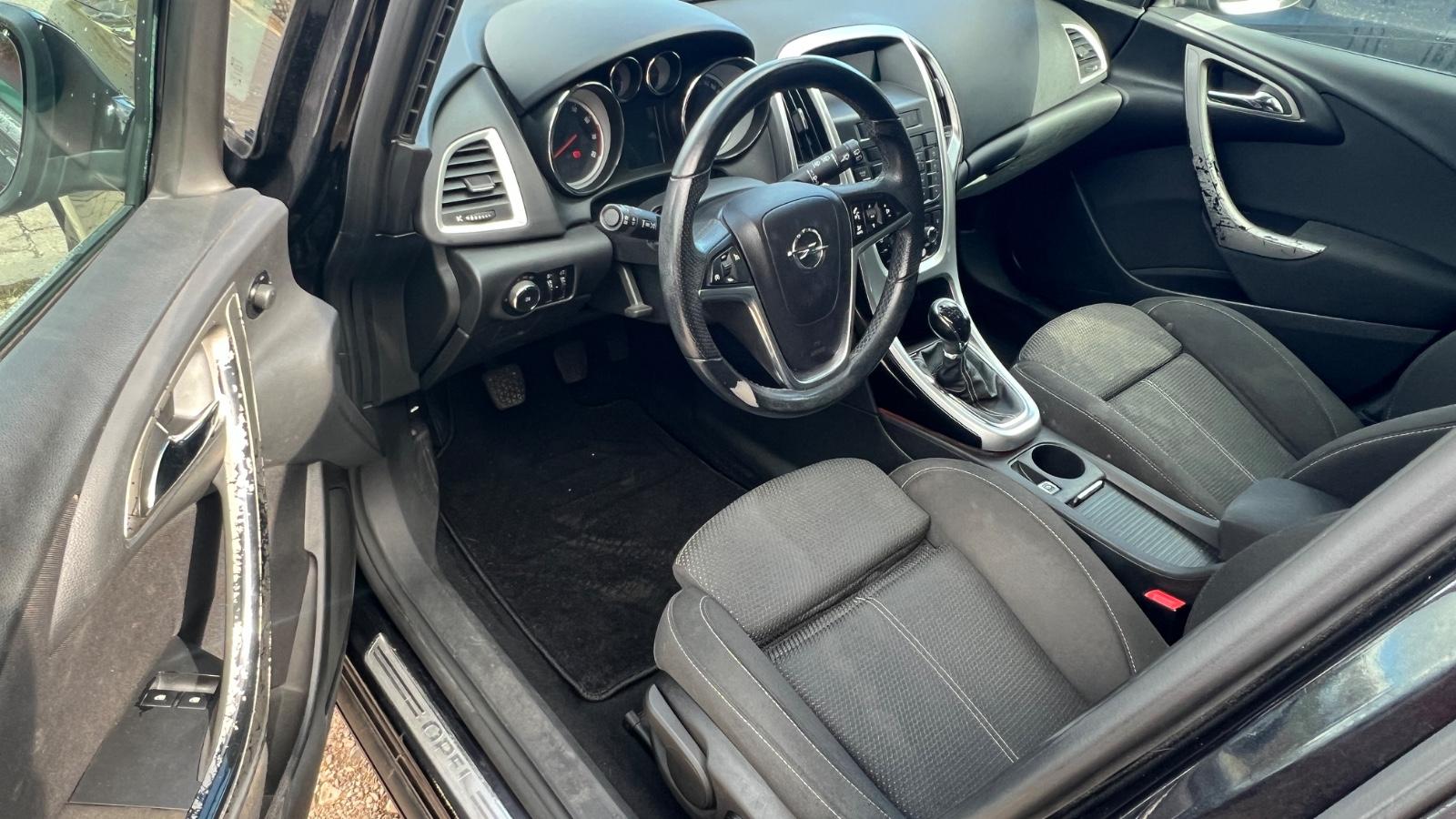 Opel Astra 2011 — photo 9