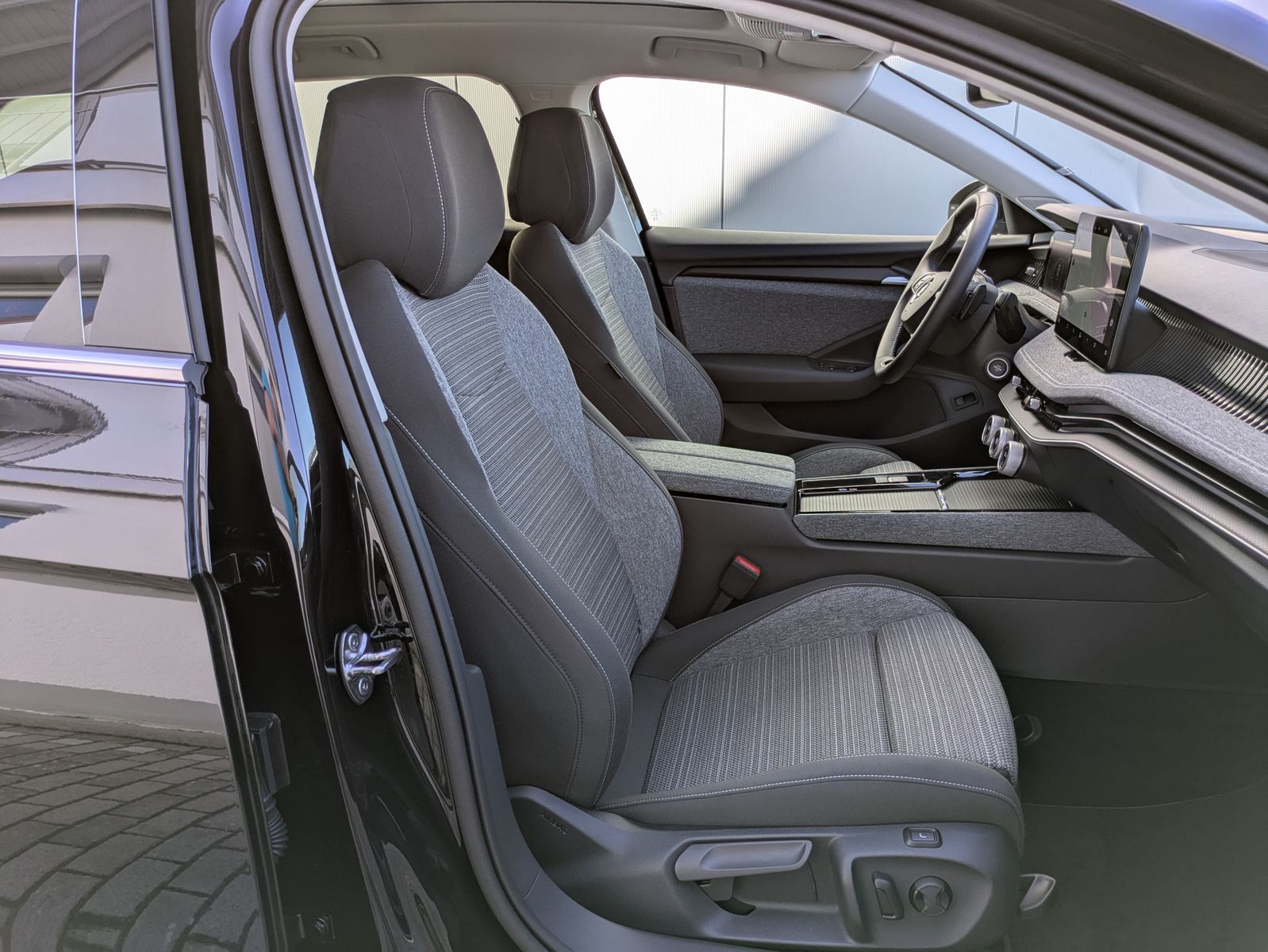 Fahrzeugabbildung SKODA Superb 2.0 TDI 4x4 Selection MATRIX*AHK*PANO*19"