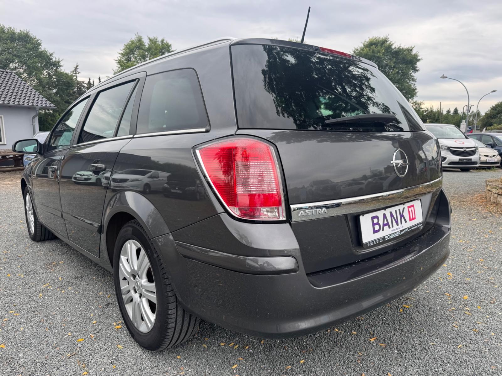 Opel Astra 2009 — photo 15