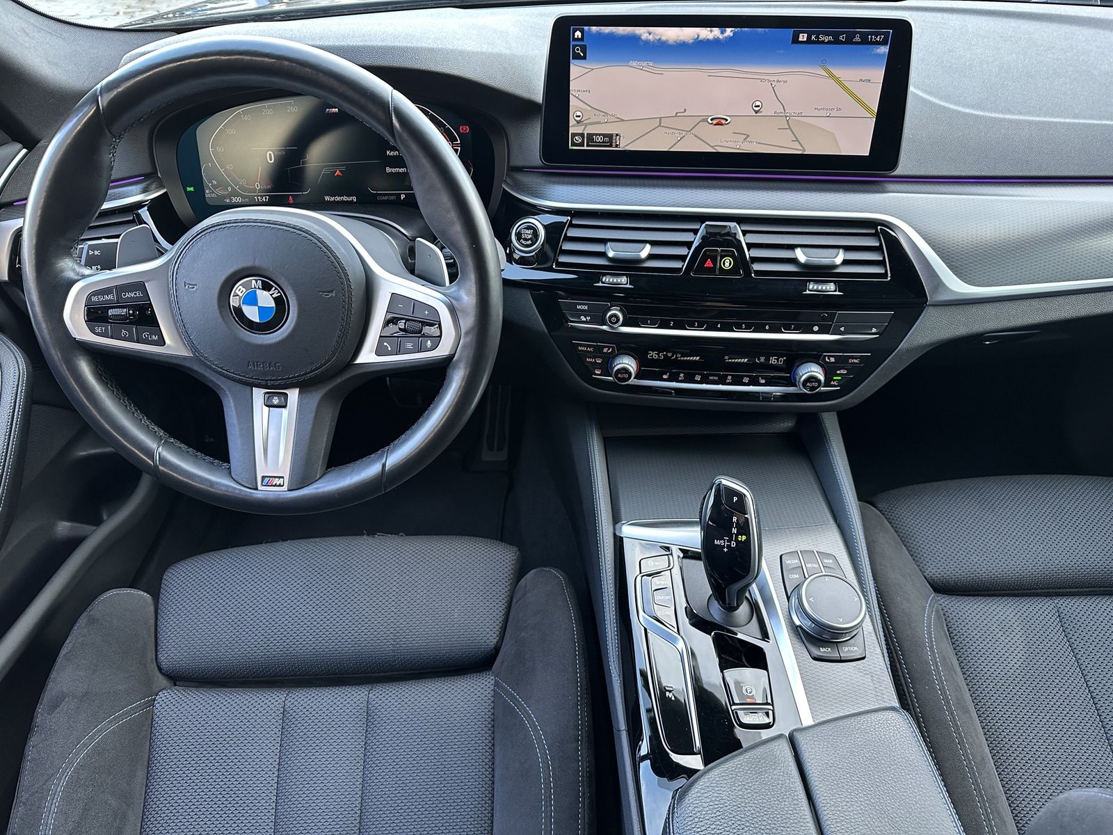 Fahrzeugabbildung BMW 520d Touring M-Sport NAV+LED+KAMERA+HIFI+19ZO+PP