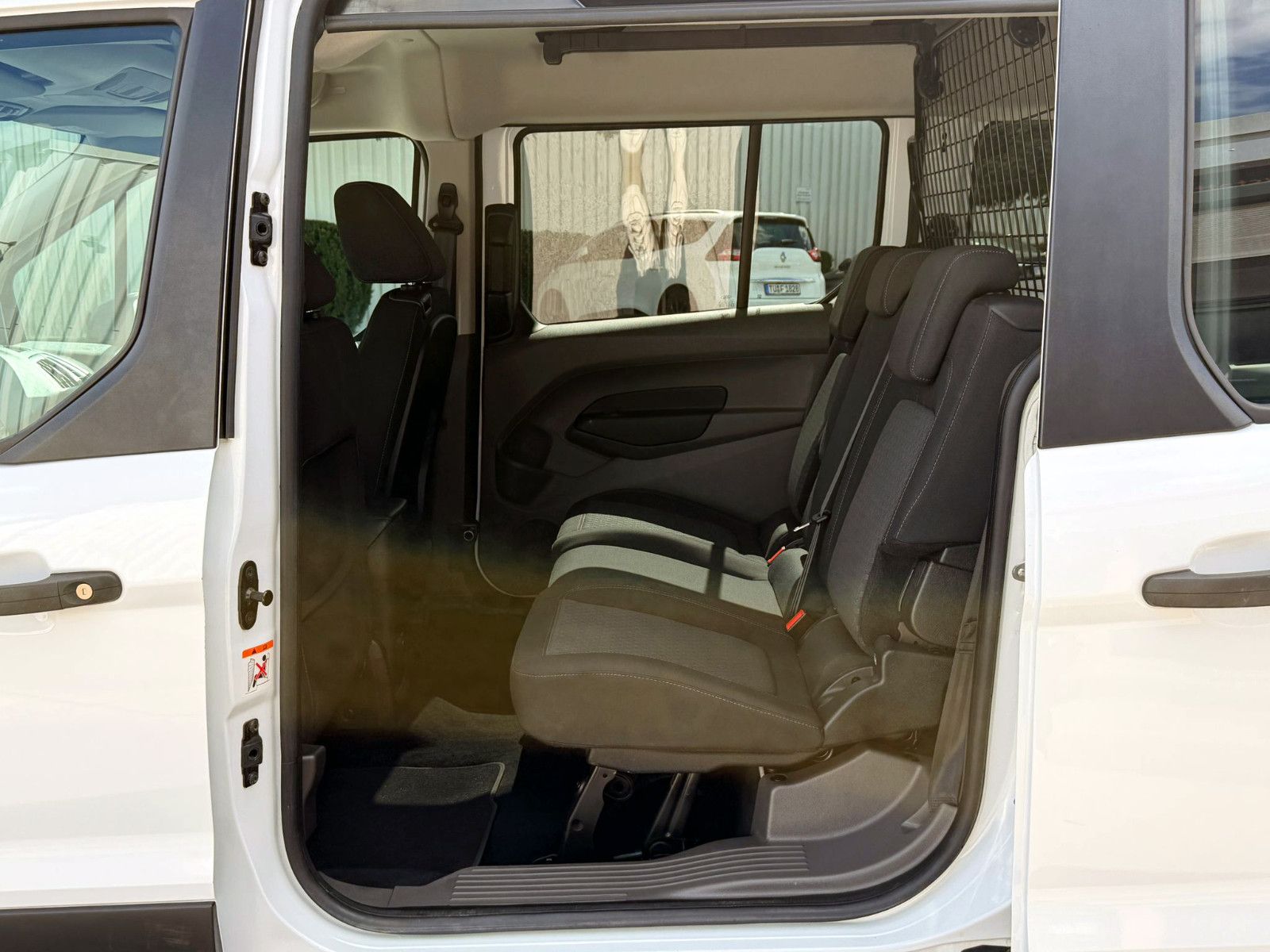 Fahrzeugabbildung Ford Transit Connect 240 Kombi L2 ACC AHK KAM SHZ BT