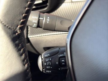Peugeot 2008 Allure Pack 1.2 PT100 °LED°AACRFK°PDC°