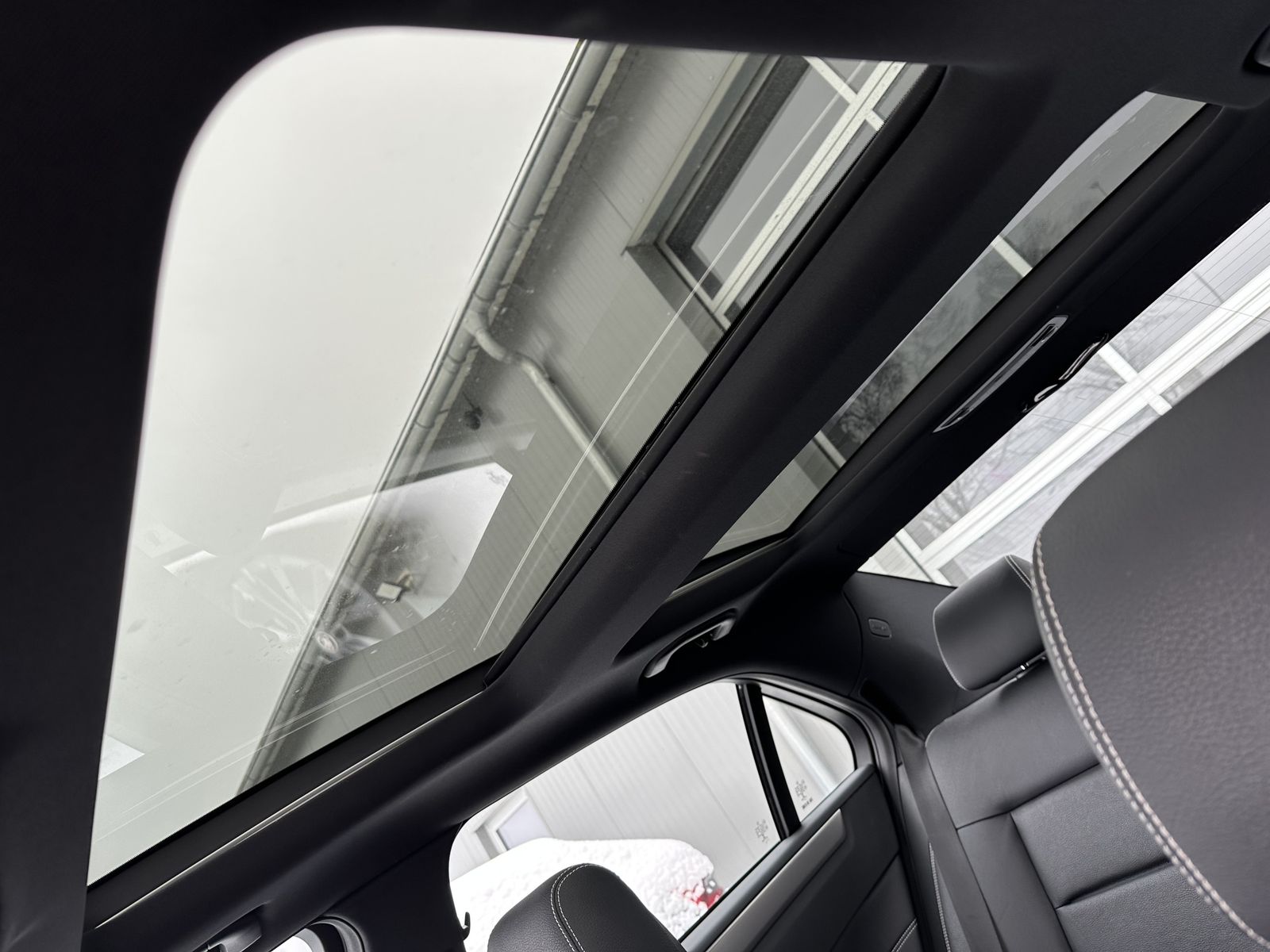Fahrzeugabbildung Mercedes-Benz E 350 BlueTec 4Matic AMG-Line NAV+LED+PANO+SPURH
