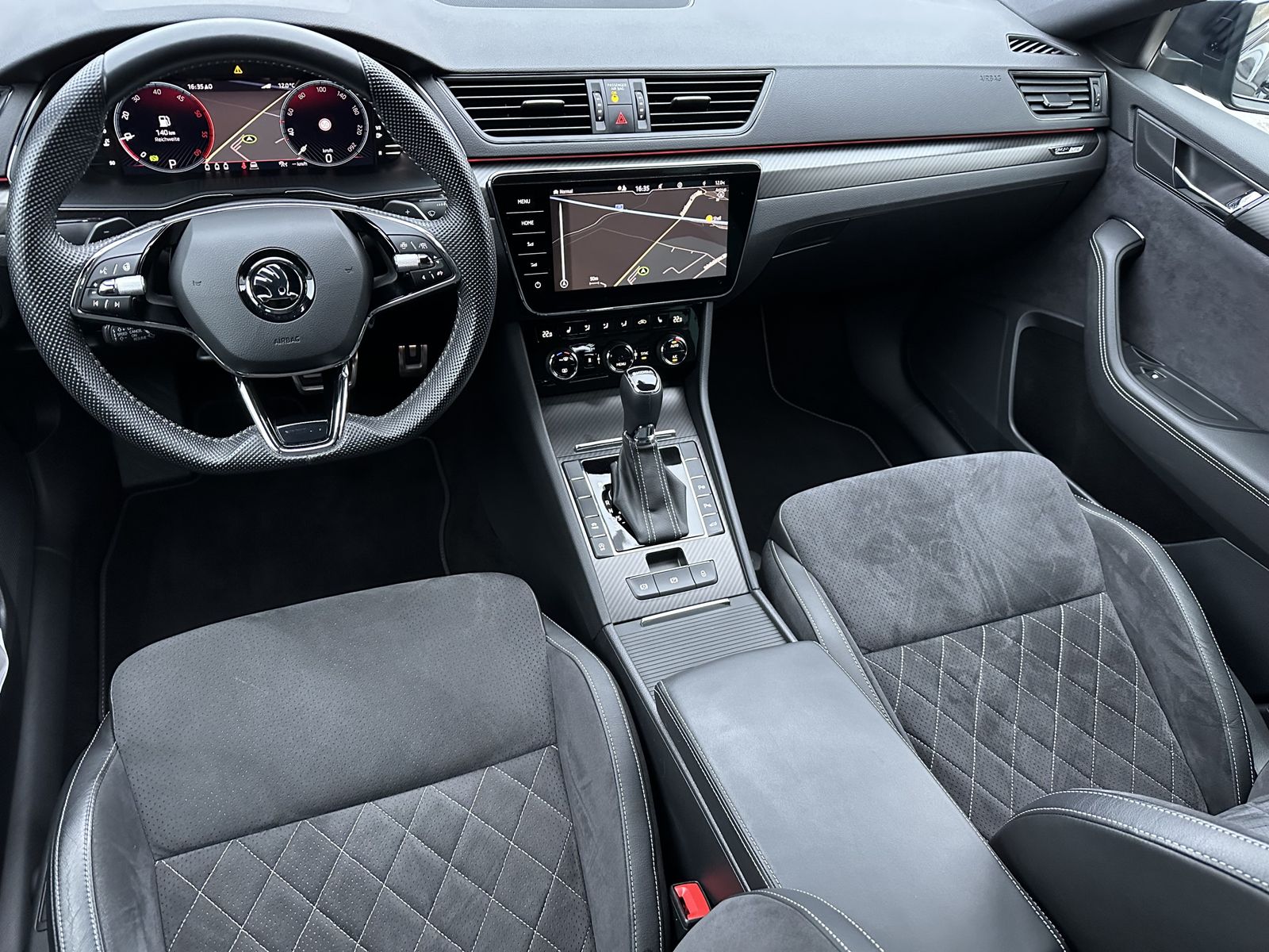 Fahrzeugabbildung SKODA Superb Combi Sportline NAV+LED+AHK+KAMERA+ACC+VC