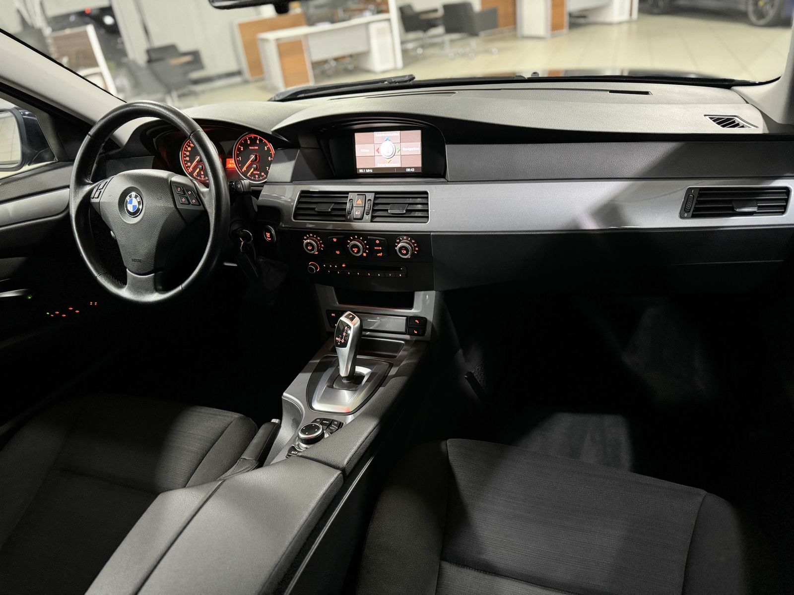 Fahrzeugabbildung BMW 523 i Lim. Glasdach Navi PDC Lordos Sitzhzg