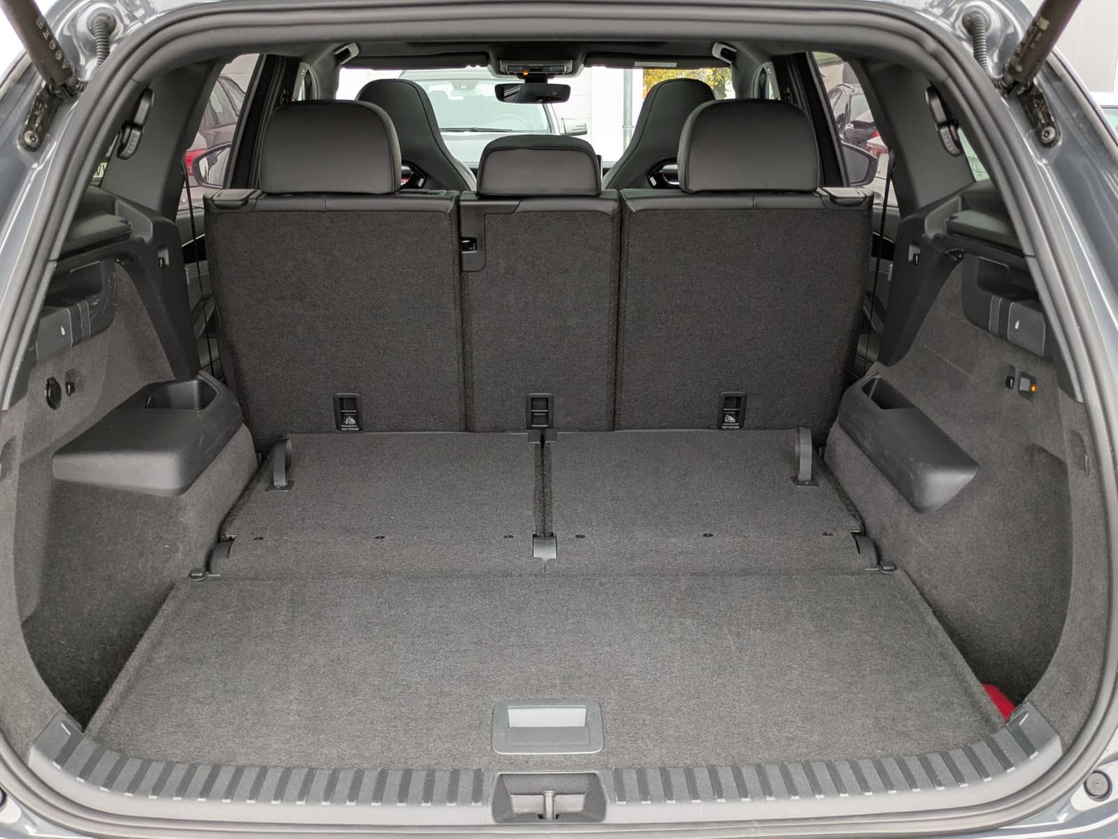 Fahrzeugabbildung Volkswagen Tayron 2.0 TDI 4M R-Line BLACK*7Si*MATRIX*PANO