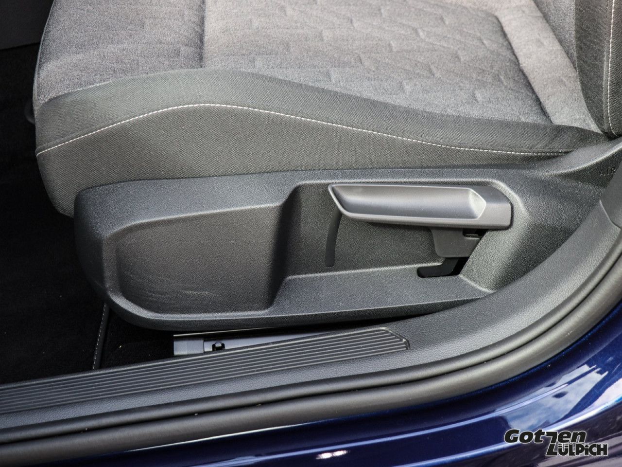 Fahrzeugabbildung Volkswagen Golf VIII Move 1.5 TSI Move Navi AHK Light LED