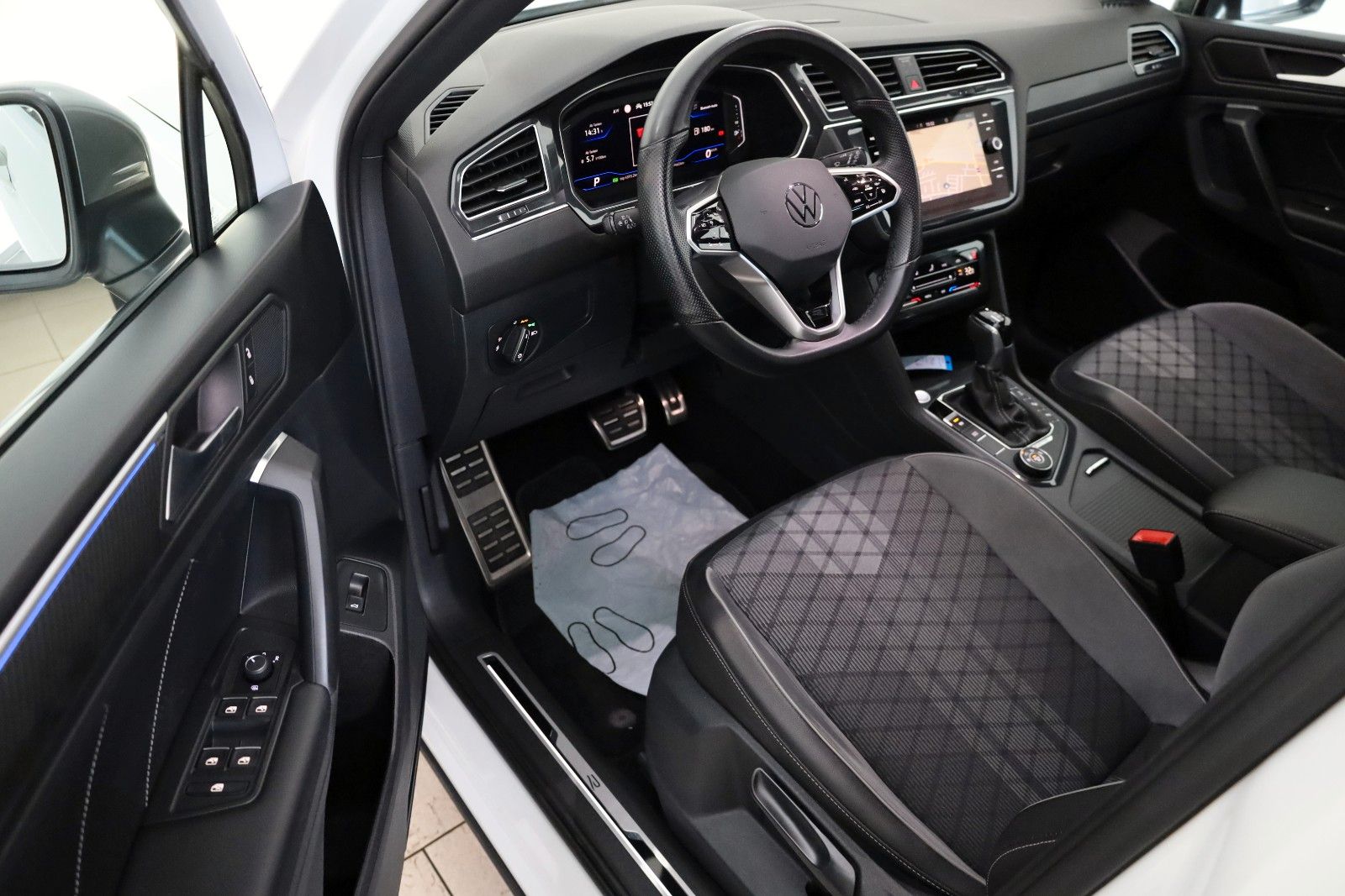 Fahrzeugabbildung Volkswagen Tiguan Allspace R-Line 4M LED,Navi,PDC,AHK