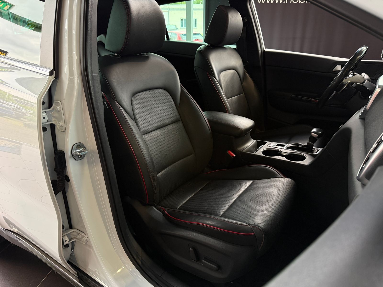 Fahrzeugabbildung Kia Sportage GT-Line 4WD PANO LED LEDER 19"