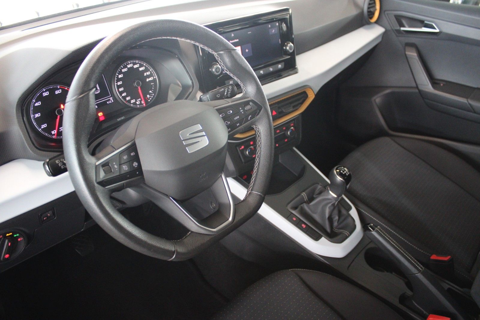 Fahrzeugabbildung SEAT Arona 1.0 TSI Style LED PDC Kamera Allwetterreif