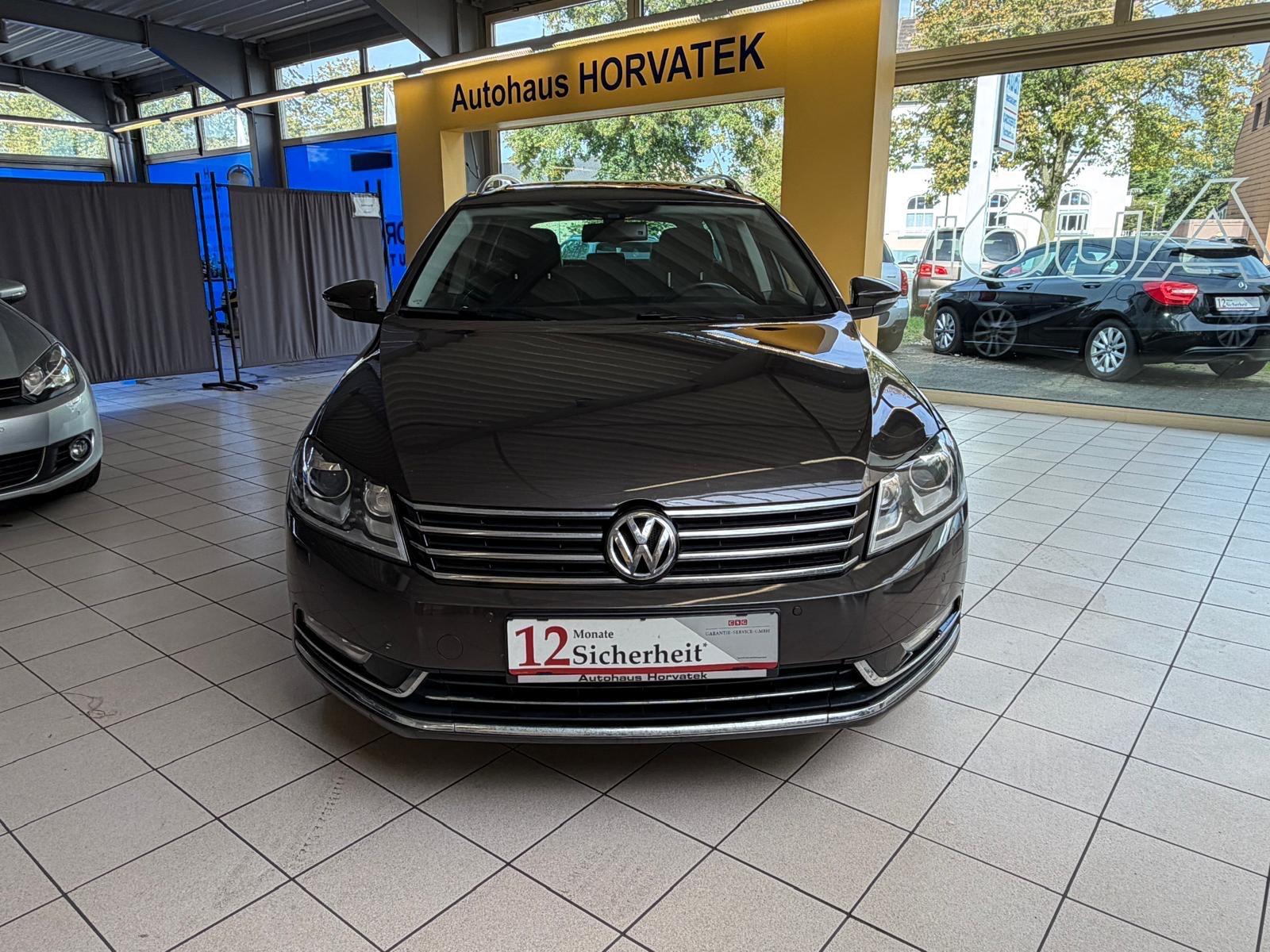 Volkswagen Passat 2011 — rear view