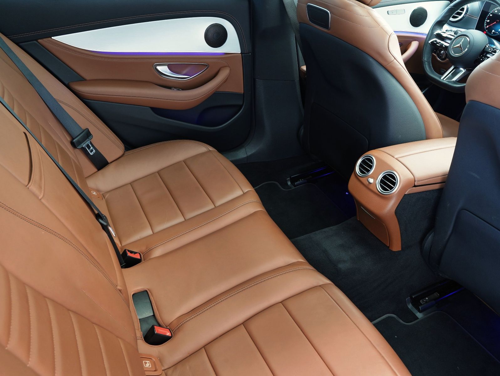 Fahrzeugabbildung Mercedes-Benz E 300 de T 4Matic AMG Line DISTRONIC/PANORAMA