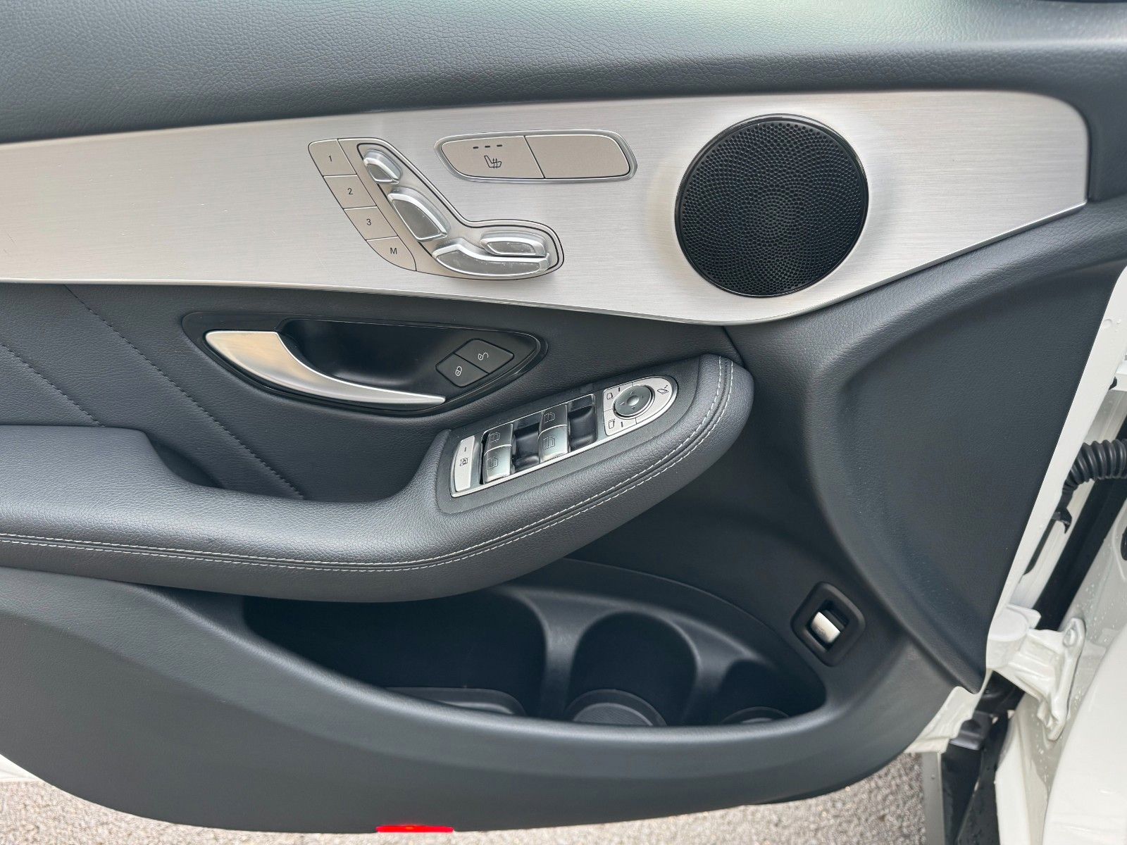 Fahrzeugabbildung Mercedes-Benz GLC 200 4M AMG+Pano+Distr+StandH+AHK+360+HUD