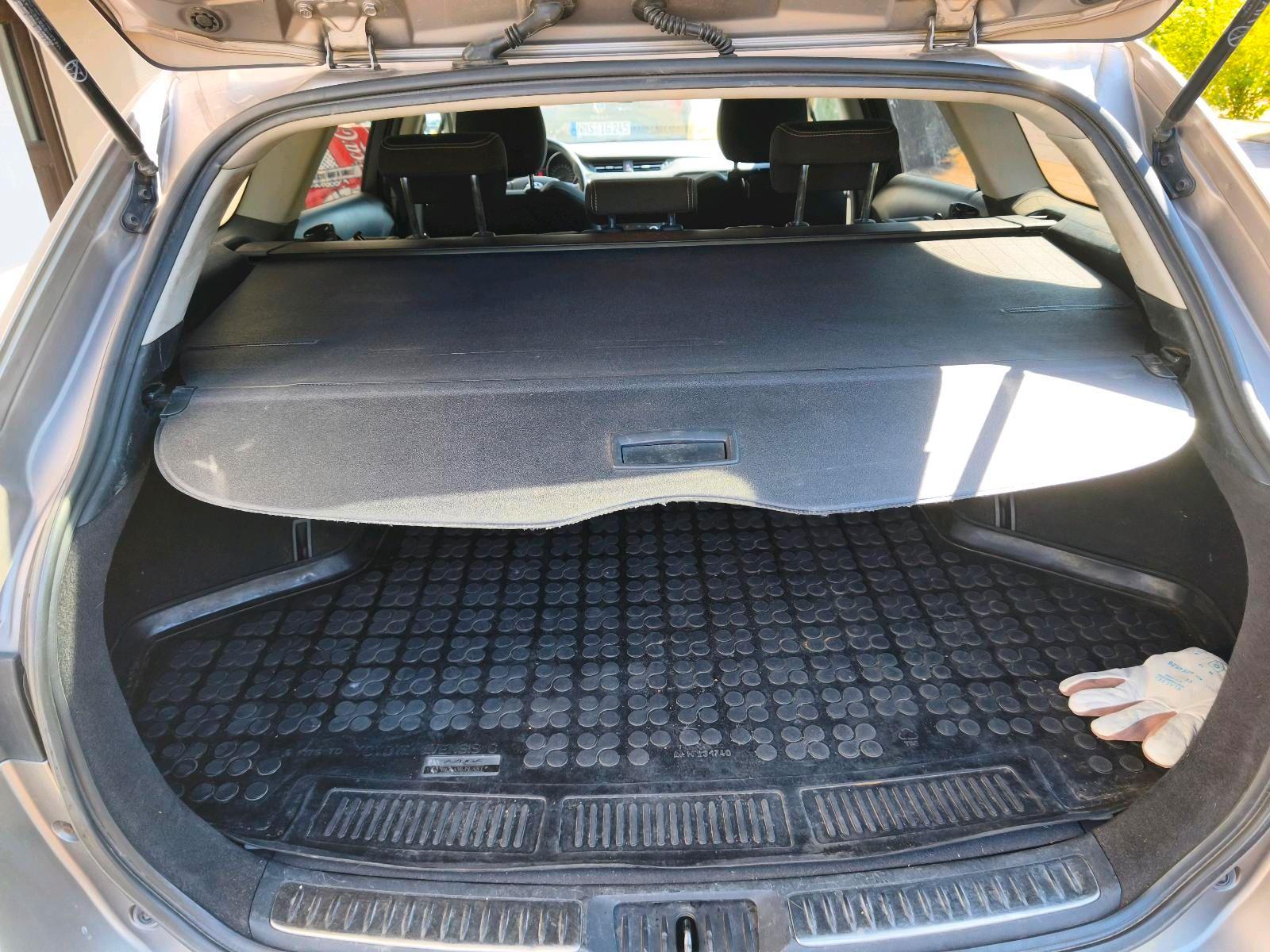 Toyota Avensis 2015 — interior