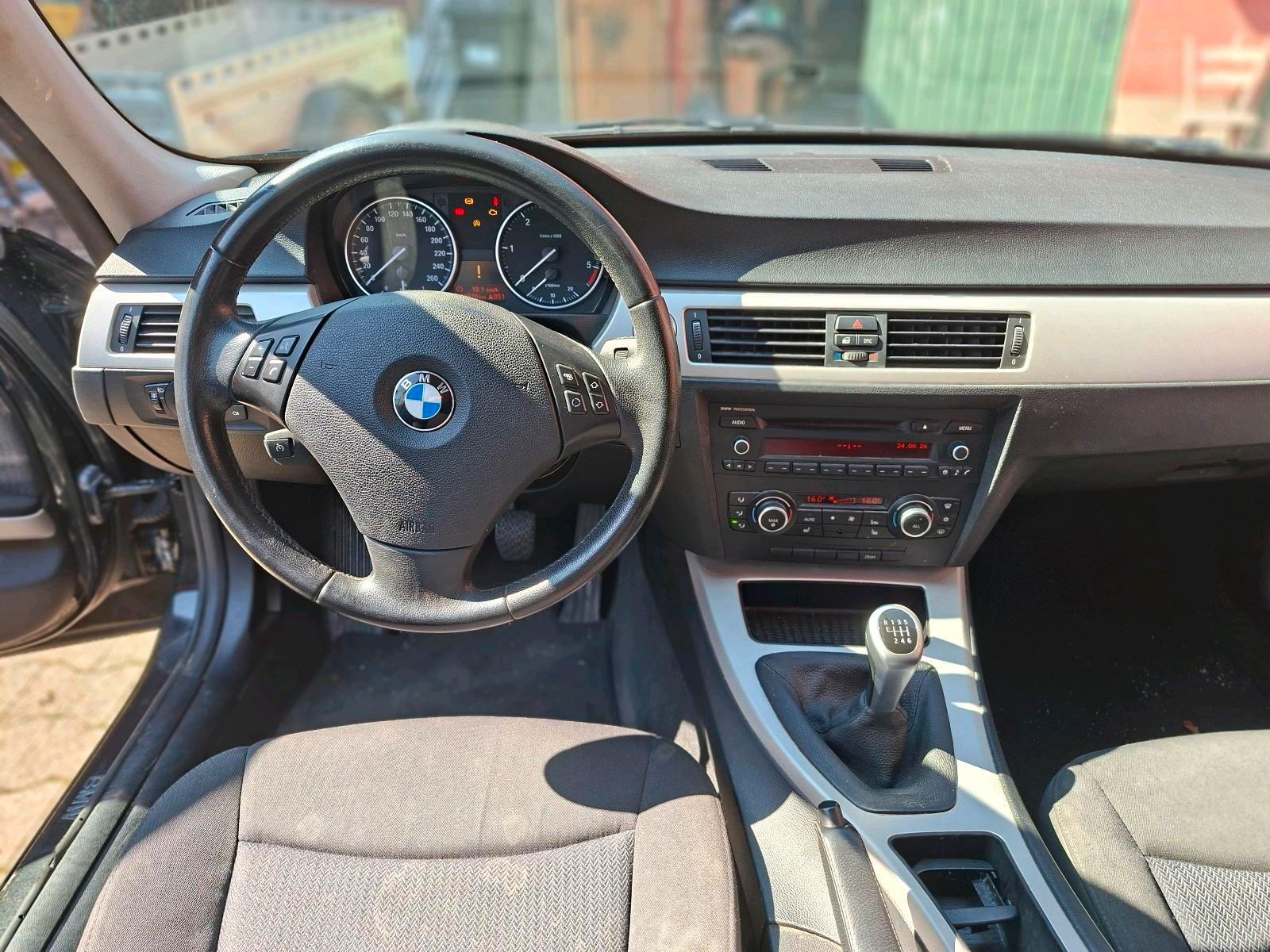 BMW  2010 — photo 8