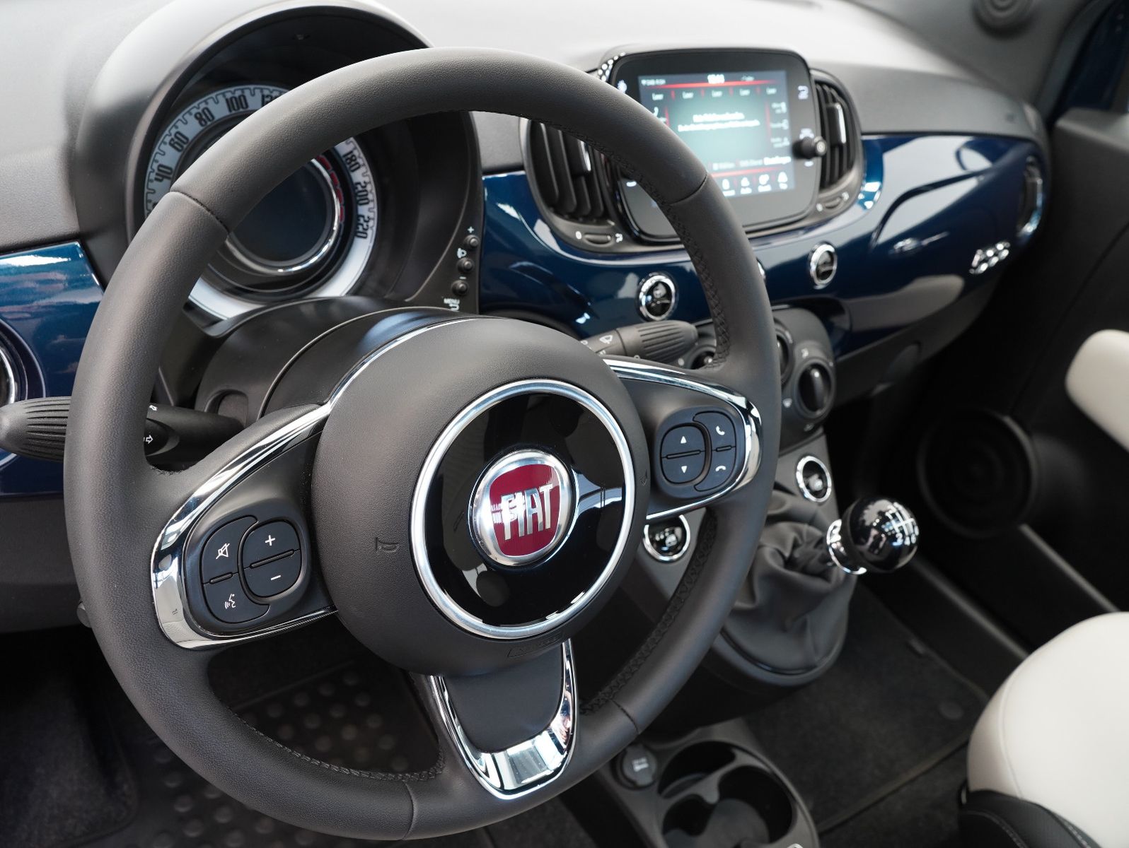 Fahrzeugabbildung Fiat 500 1.0 Mild Hybrid Dolcevita PANORAMA