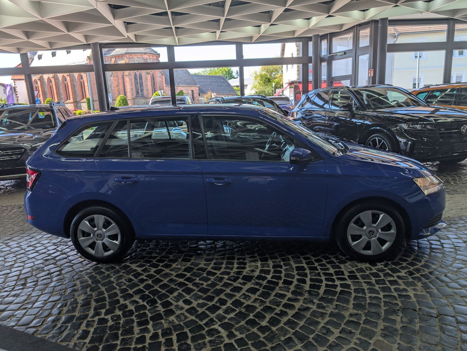 Fahrzeugabbildung SKODA Fabia Active 1.0 MPI SURROUND SCHECKHEFT KLIMA