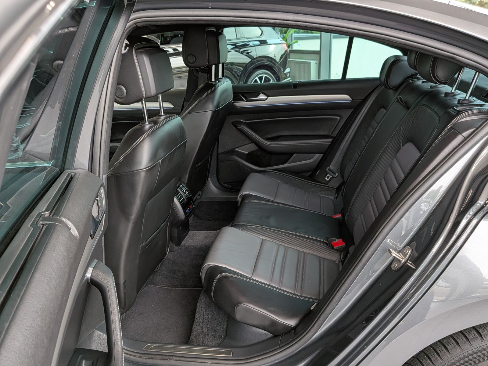 Fahrzeugabbildung Volkswagen Passat 2.0 TDI Lim. High/R-Line 4Motion ACC Pano
