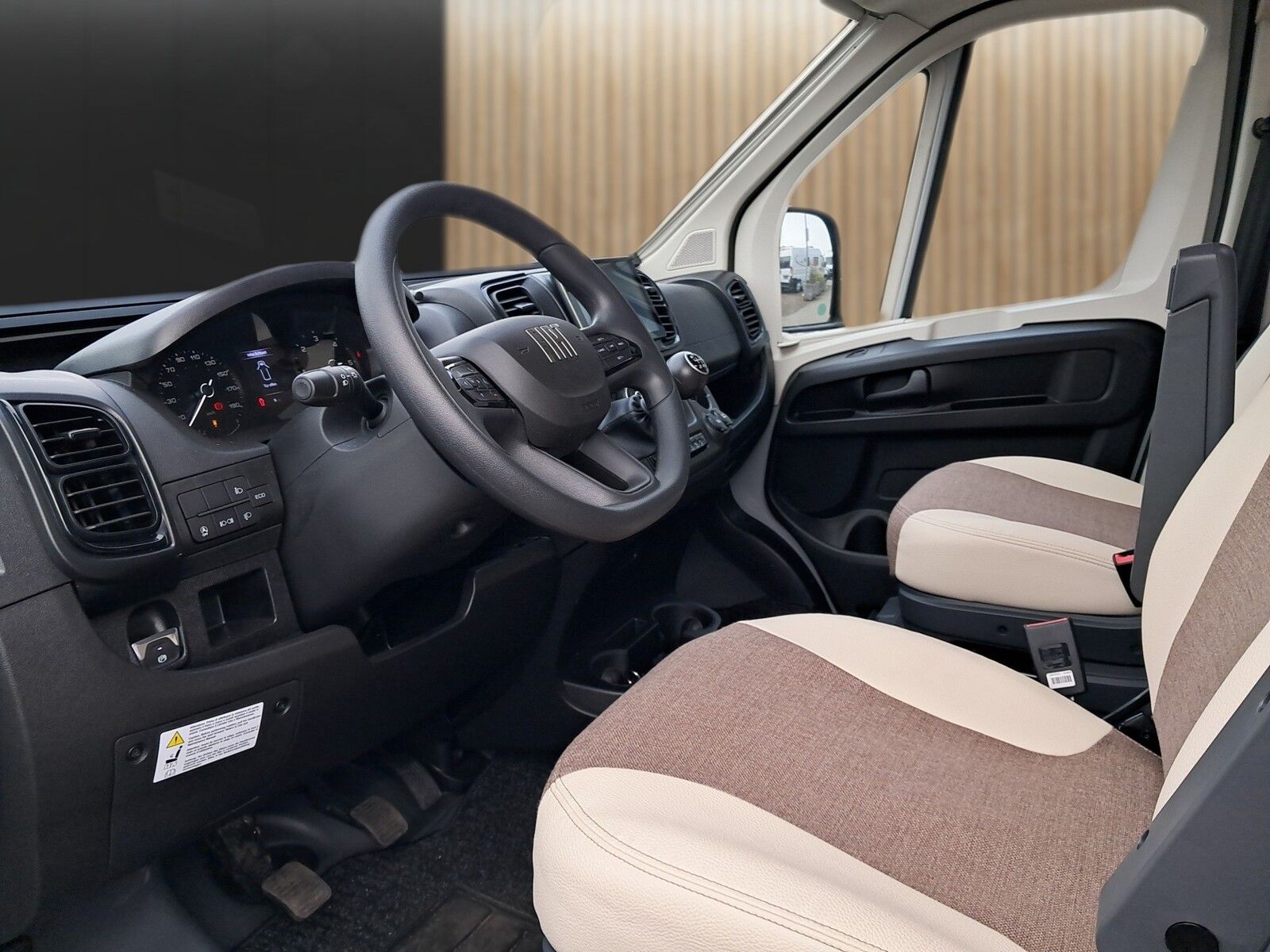Fahrzeugabbildung Eura Mobil Van V 635 HB Captain-Chair-Sitze, Skyroof, RFK
