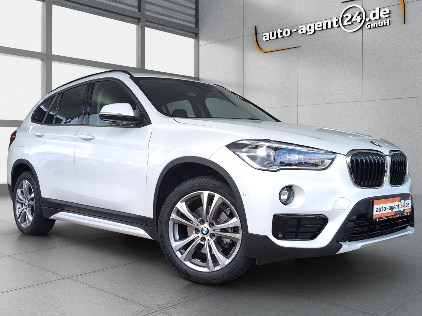 BMW  18i Sport Line /1.Hand/AHK/LED/Navi/Sportsitze