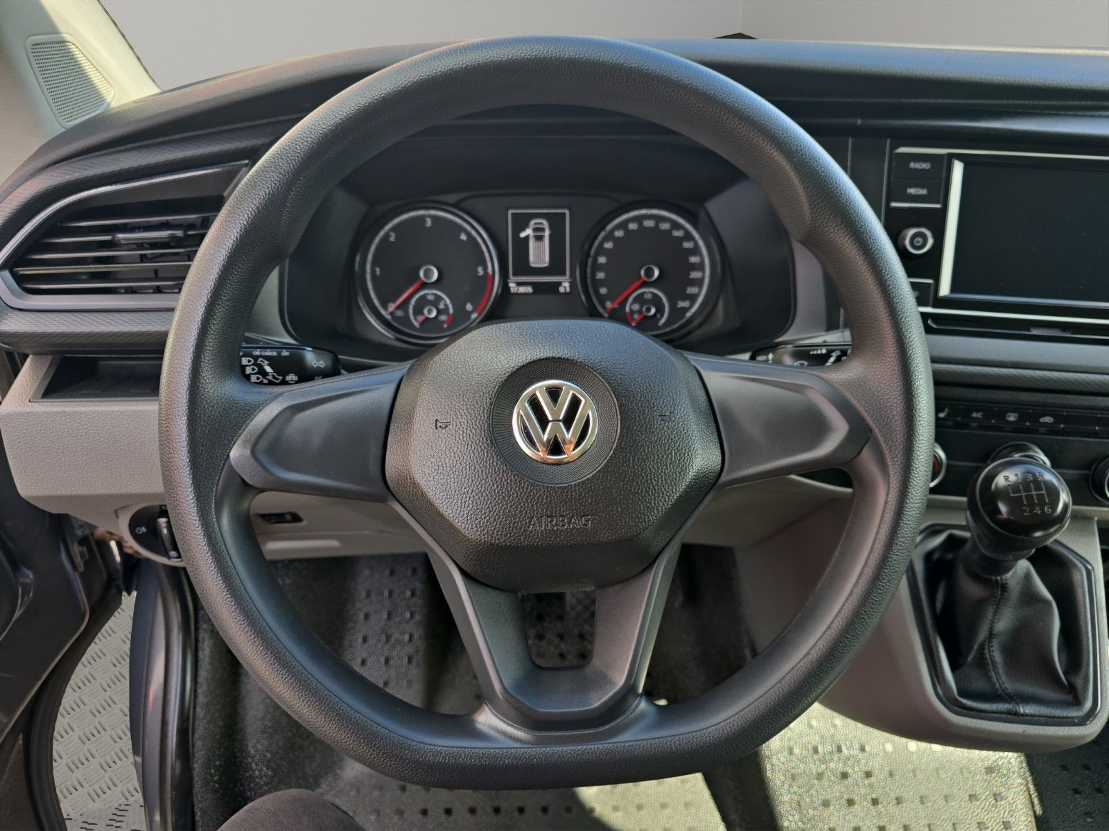 Fahrzeugabbildung Volkswagen T6 Transporter Kombi Langer Radstand 9 Sitzer