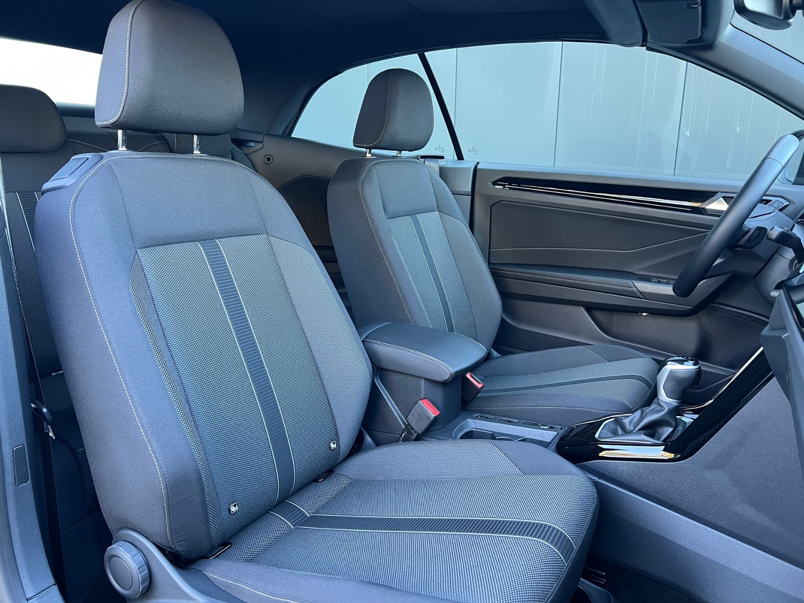 Fahrzeugabbildung Volkswagen T-Roc Cabriolet 1.5 TSI DSG *AHK, LED, Black Sty