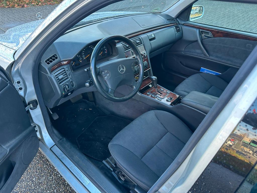 Mercedes-Benz E 240
