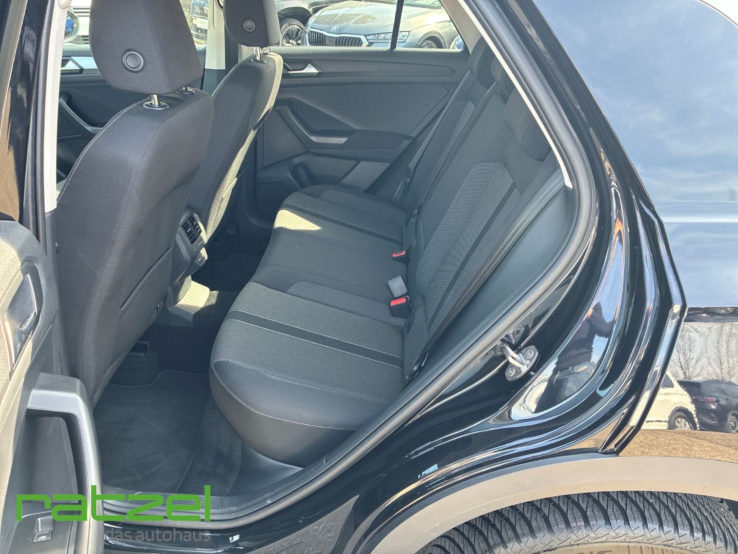 Fahrzeugabbildung Volkswagen T-Roc 1.5 TSI Life Digitales Cockpit LED DAB SHZ