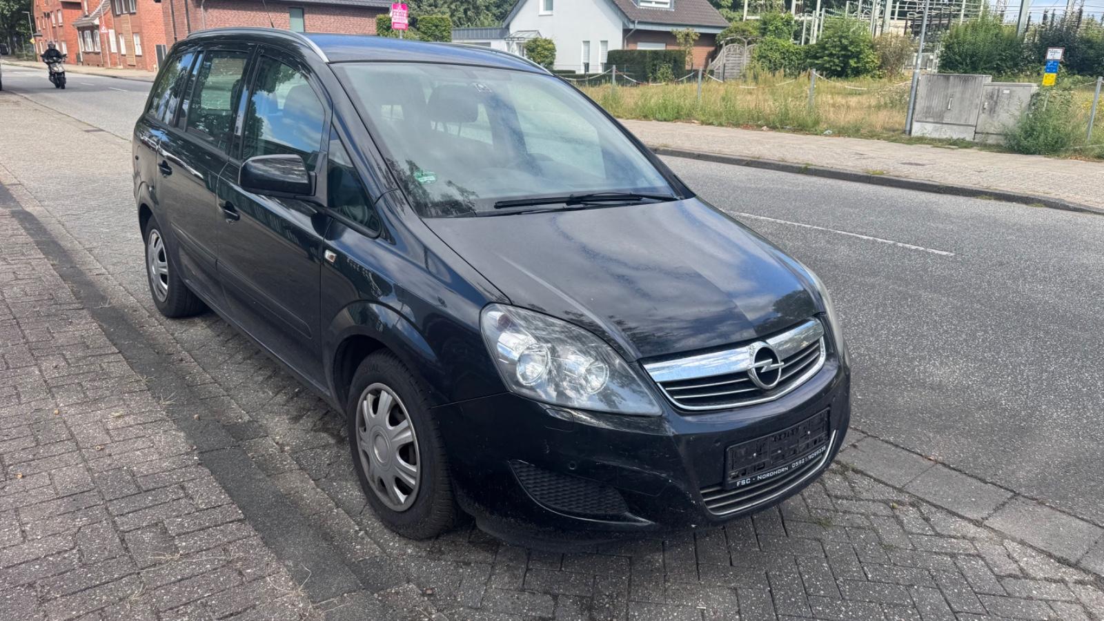 Opel Zafira 2012 — rear view