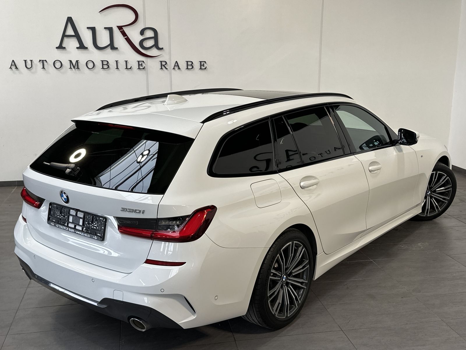 Fahrzeugabbildung BMW 330i Touring M-Sport NAV+LED+PANO+AHK+LIVECOCKPI