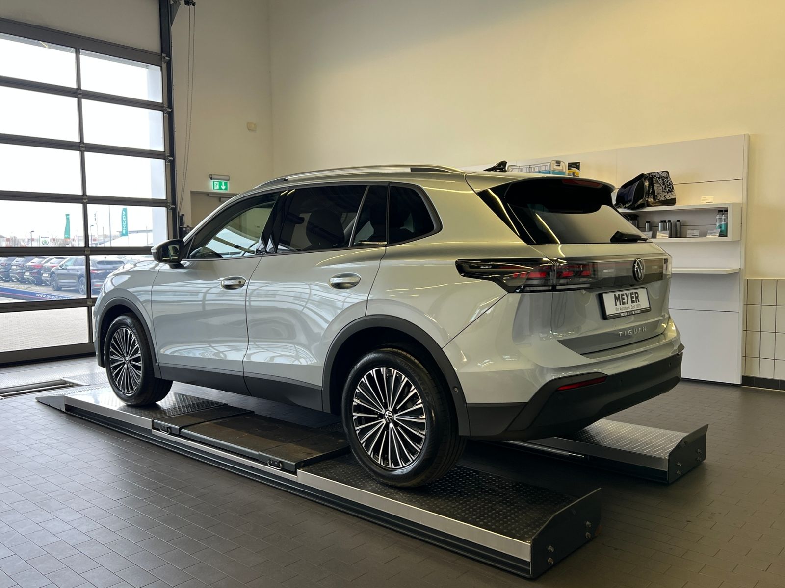 Fahrzeugabbildung Volkswagen Tiguan Life 2.0 TDI DSG *AHK, LED, Kamera, 18''-