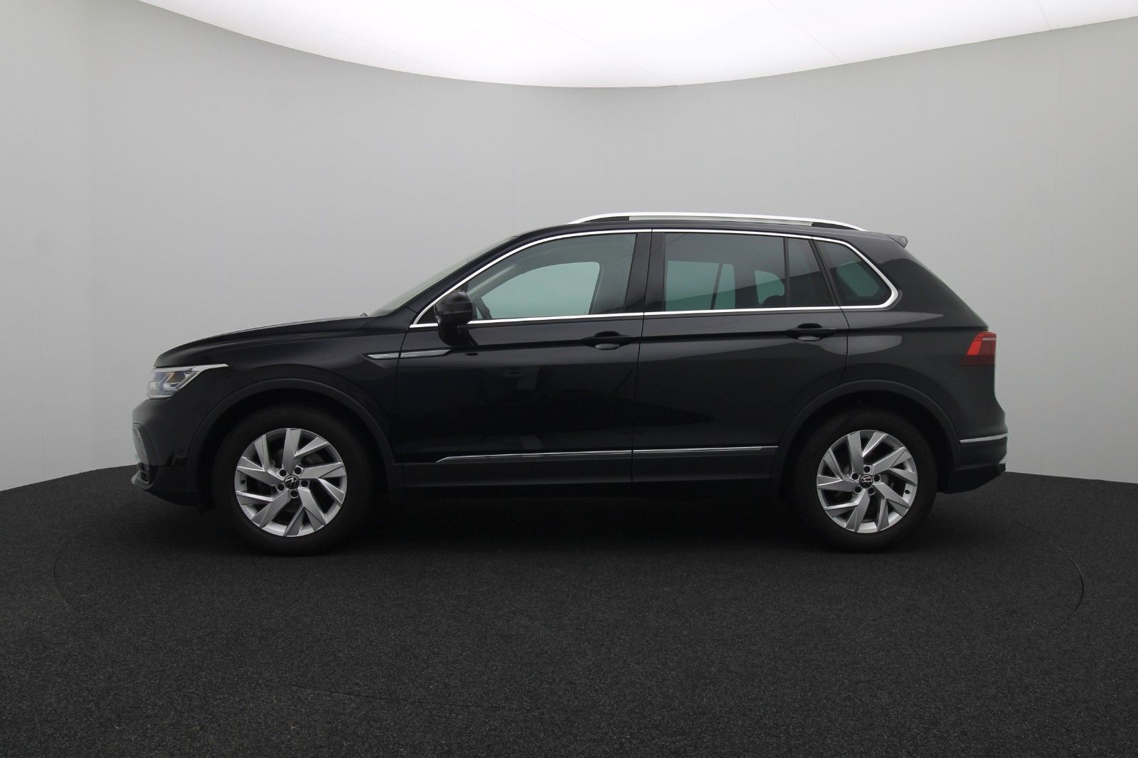 Fahrzeugabbildung Volkswagen Tiguan Elegance 2.0 ACC Matrix AHK