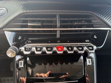 Peugeot 208 1.2 PureTech 100 Allure SHZGTEMPOMATLEDKA