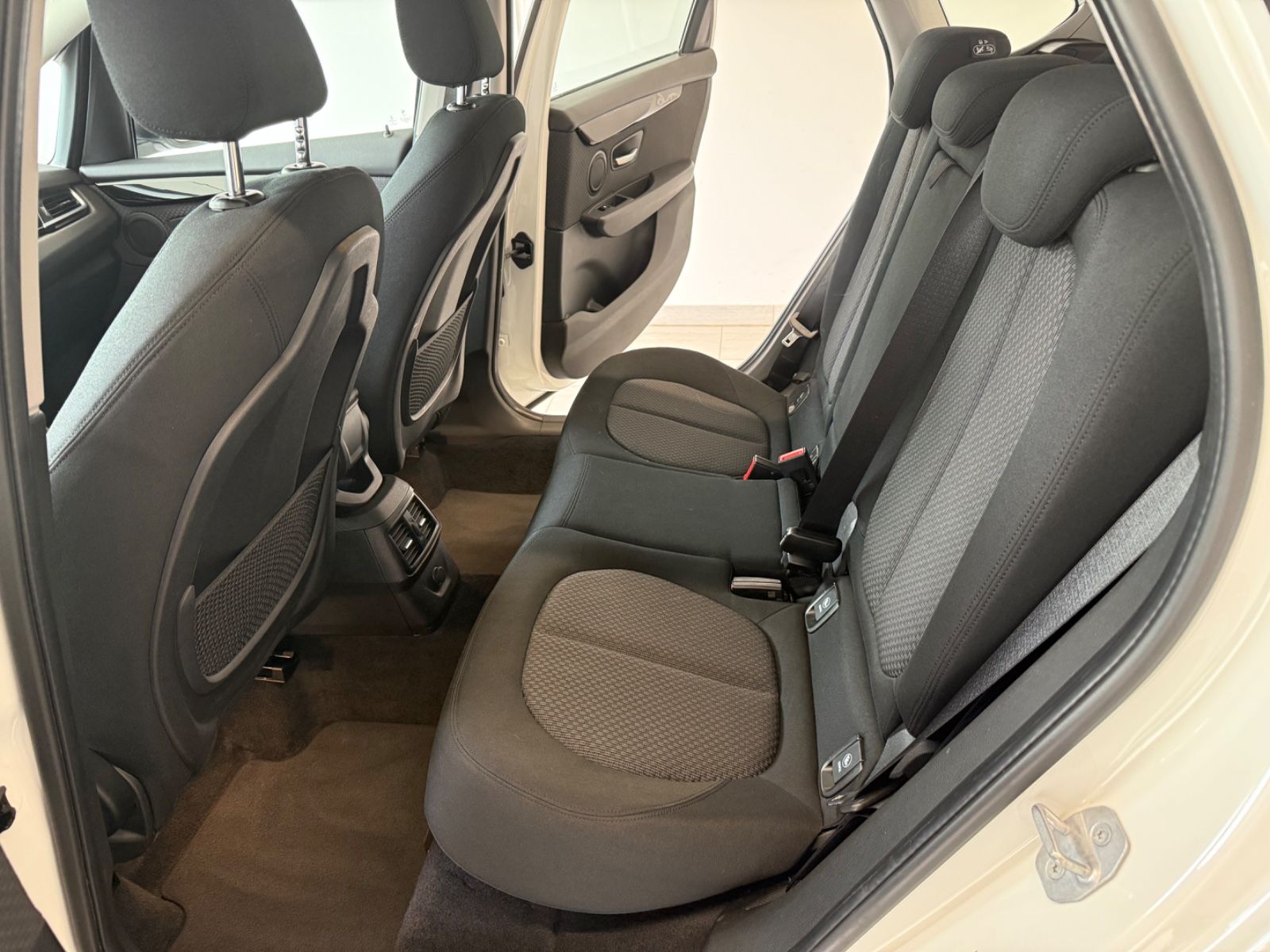 Fahrzeugabbildung BMW 220 i Active Tourer Advantage Business-Paket