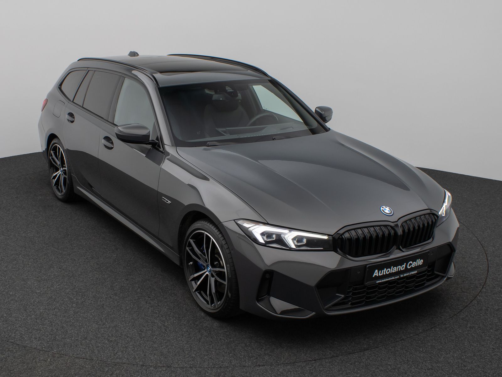 Fahrzeugabbildung BMW 330e xD M Sport Panorama Kamera HUD H/K AHK 19"