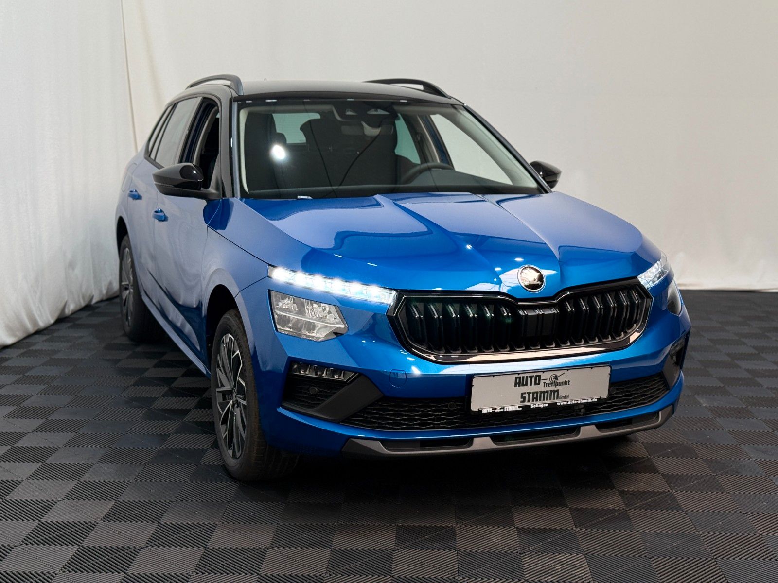 Fahrzeugabbildung SKODA Kamiq 1.0 TSI DSG Selection Black 17Z Kamera SHZ