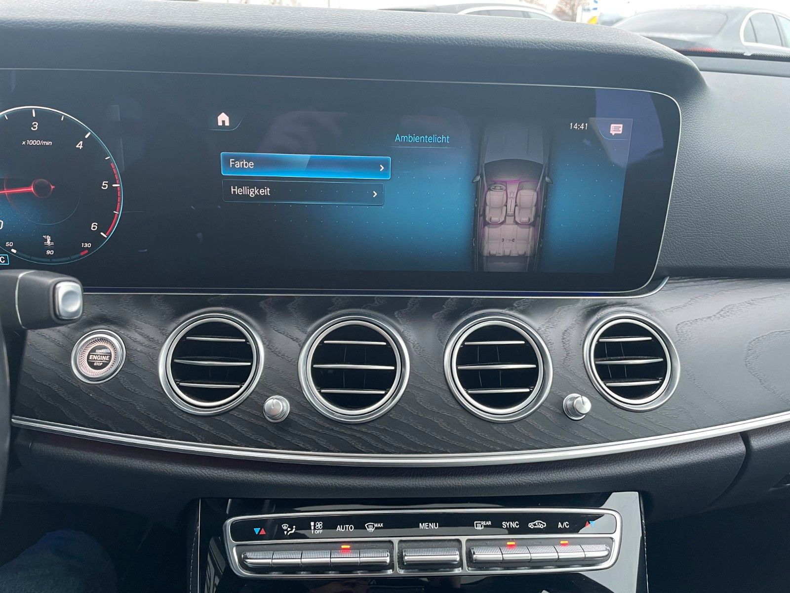 Fahrzeugabbildung Mercedes-Benz E 220 d T Pano+Ambiente+Distr+360°+Comand+DAB